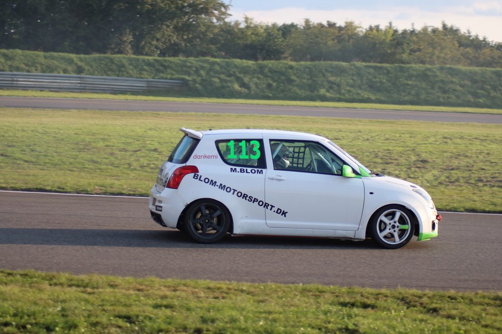 Michael Blom i sin hvide Suzuki Swift Sport
(Foto: Agnes Straarup)
